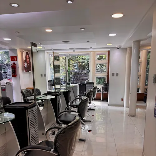 Sala principal, con mesas de cristal entre cada estación