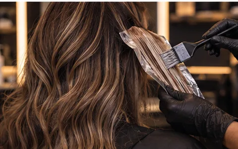 Aplicación de mechas con papel, mechón por mechón